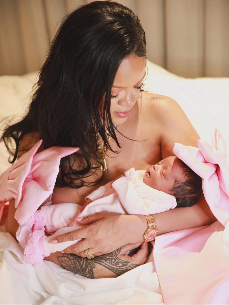 Rihanna sostiene en brazos a su hija recién nacida Rocki Irish Mayers